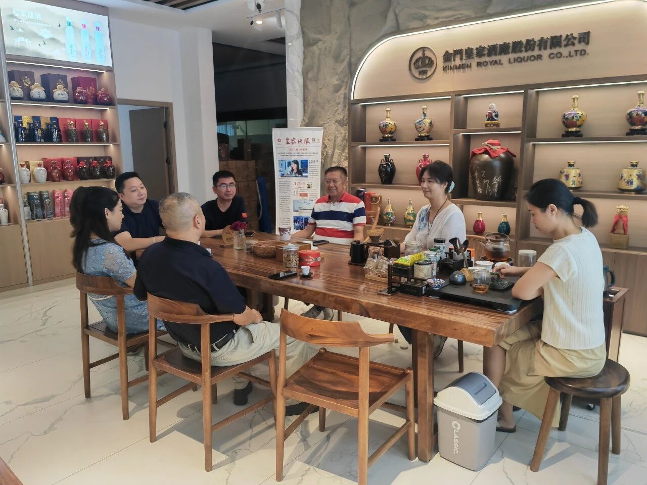 【学员走访】台商老板的一个决定,让酒厂员工集体 "上网":一朵马兰花,开进了金门皇家酒厂(图2) 【学员走访】台商老板的一个决定,让酒厂员工集体 "上网":一朵马兰花,开进了金门皇家酒厂(图2)