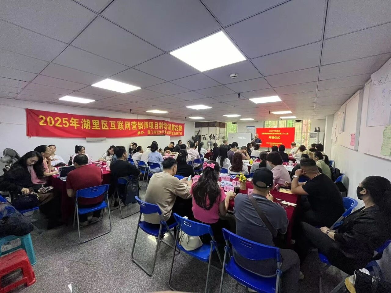 【学员走访】台商老板的一个决定,让酒厂员工集体 "上网":一朵马兰花,开进了金门皇家酒厂(图4) 【学员走访】台商老板的一个决定,让酒厂员工集体 "上网":一朵马兰花,开进了金门皇家酒厂(图4)
